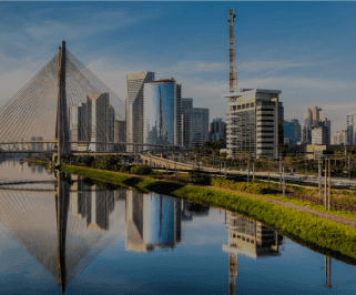 ônibus saindo da Rodoviária de Foz do Iguaçu para São Paulo